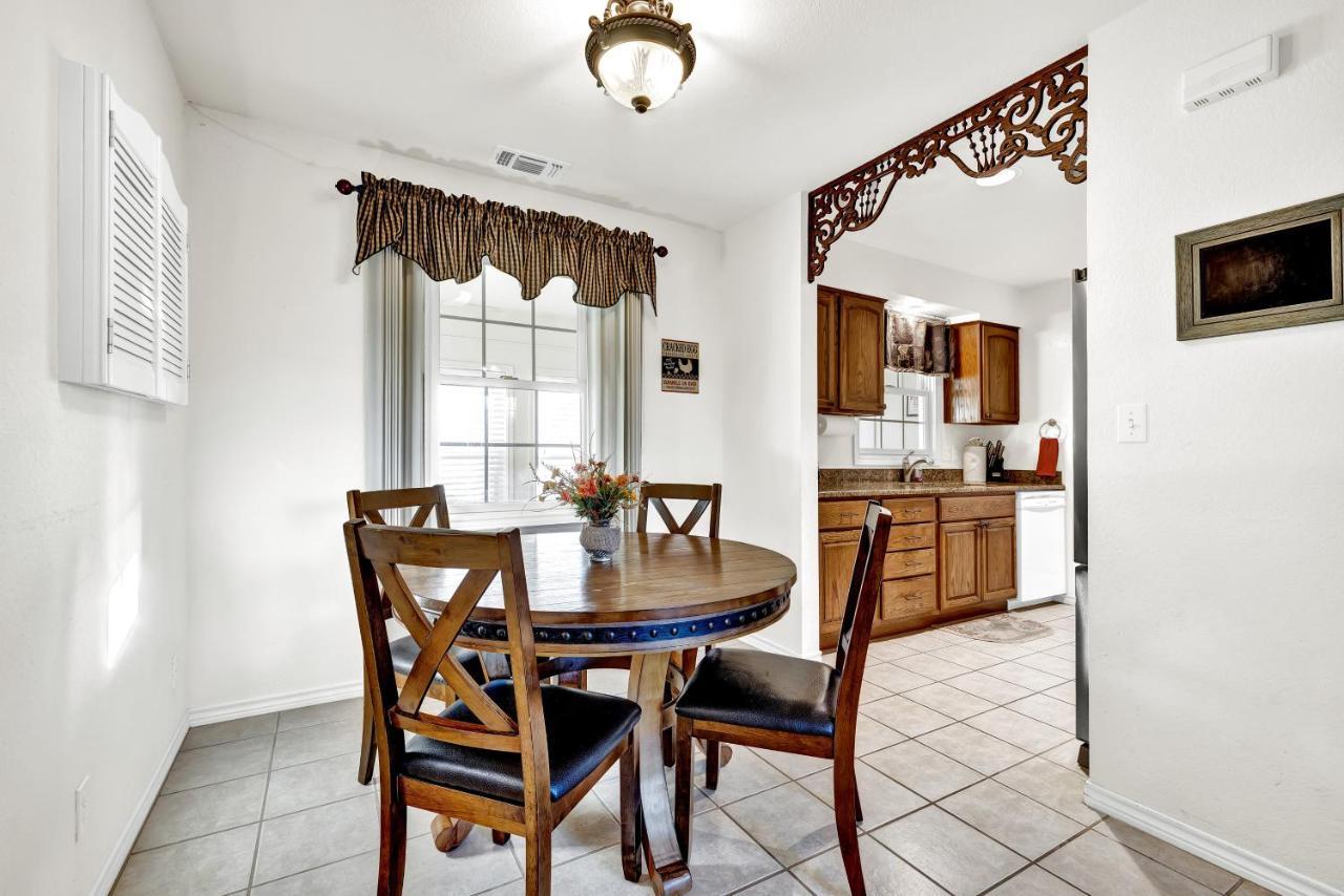 Rustic Charm - 1 Mi To Downtown - Grill And Firepit Villa Fredericksburg Bagian luar foto